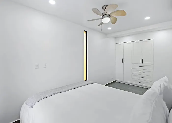 Modern Split-level 2-bedroom With Pools, Terrace & Easy Access Apartamento