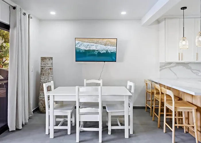 Modern Split-level 2-bedroom With Pools, Terrace & Easy Access *