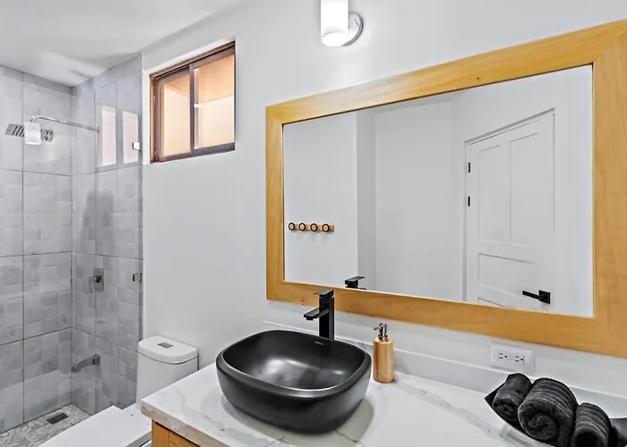 Modern Split-level 2-bedroom With Pools, Terrace & Easy Access Apartamento