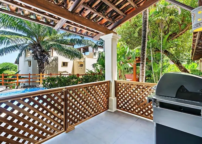 Modern Split-level 2-bedroom With Pools, Terrace & Easy Access * Coco